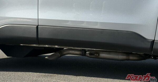 ご覧の通りマフラーはフロントドア後端に。ガソリンやディーゼルエンジンとは違う排気音も注目ポイント