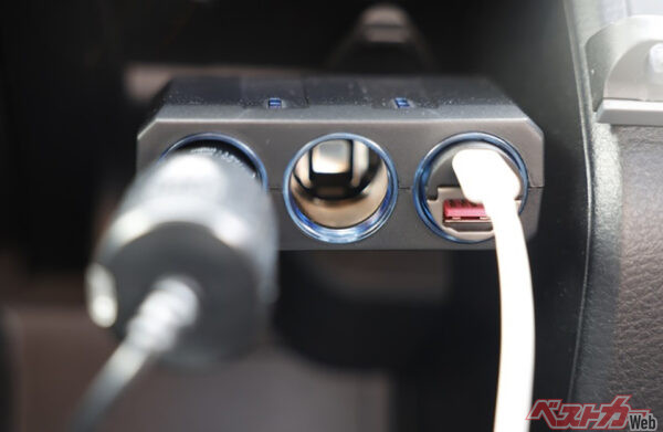 複数のスマホを同時充電することも可能だが、注意点もある（tarou230＠AdobeStock）