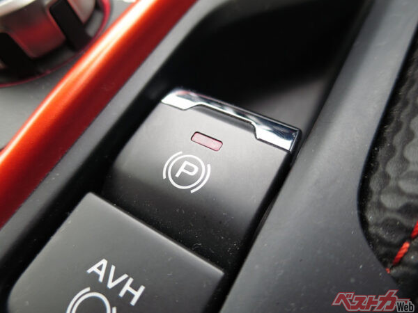 「Pボタンを引くとパーキングブレーキON」が一般的だが、車種によって操作方法が異なるので注意したい