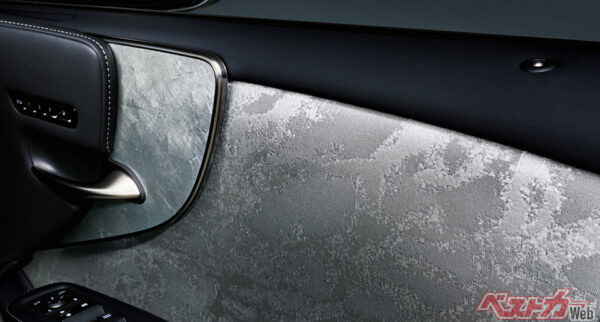 内装にプラチナ箔と西陣織を贅沢に使用