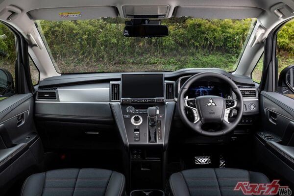 インテリアは基本的なデザインが変わらないものの、ディスプレイメーターや質感の向上など、より現代的な印象となった