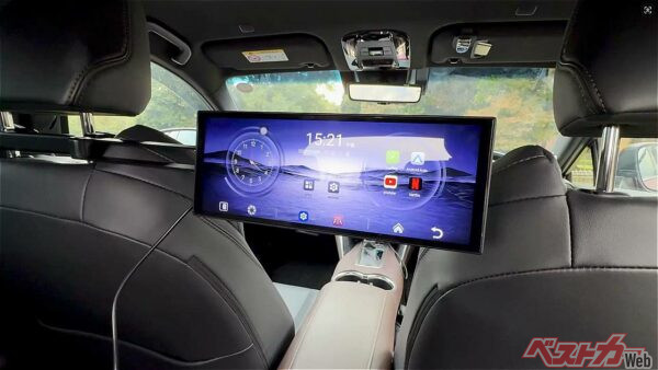 子どもを2人乗せたときなどリアモニターが中央にあればチョー便利！