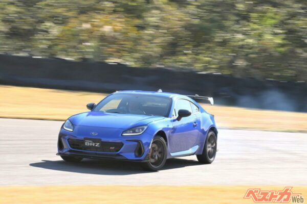 ZF製ダンパーとブレンボブレーキによって、積極的な姿勢制御がとてもしやすい