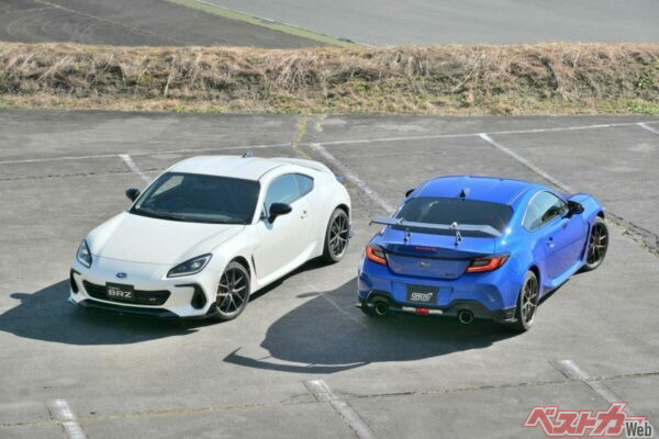 リアスポイラーレスの「TYPE RA」（写真左）と、ドライカーボンリヤスポイラー装着の「TYPE RA with Rear Spoiler」（写真右）を設定