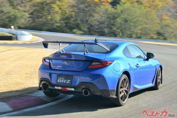 縁石まで攻めても奥行きのあるハンドリングを見せ、安定感がある