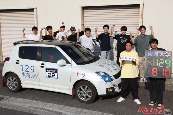 東海大学自動車部のみなさん。取材日に集まれるだけの部員が集合してくれた。屋根付きのガレージはなく、クルマは青空駐車、パーツや工具は倉庫に保管という、恵まれているとは言えない環境ではあるが、日々地道に活動している