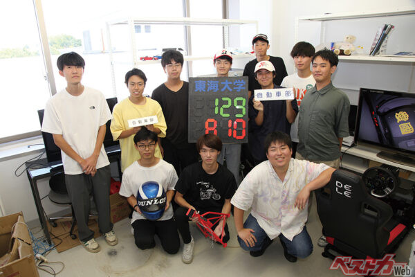 狭いスペースながらも、部室は笑い声の絶えない秘密基地。先輩、後輩の仲がよく、いろいろ言い合えるのも東海大自動車部の特徴