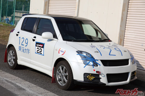 新たに導入したスズキ スイフトスポーツ。整備やカスタマイズは車両担当で副主将の三木さんが中心となって行う