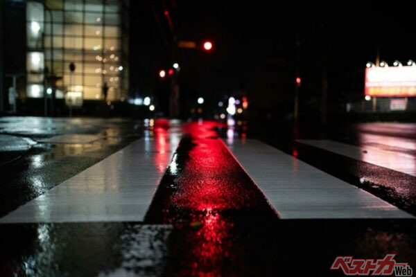 薄暮時や夜間、雨天時などはドライバー側から、歩行者が見えにくいケースが多くなる。反射材の付いた服や、目立つ色の服などを身に着けることで安全性が高まる（hakase420＠AdobeStock）