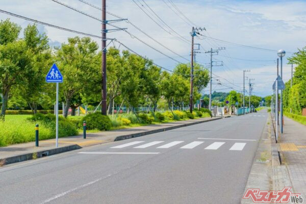 「歩行者が横断しようとしているのにクルマが止まらない」のは、明確に道路交通法違反になる（meow_creation＠AdobeStock）