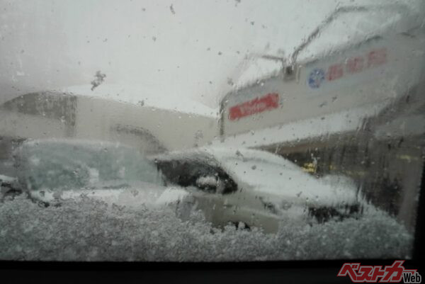 ドアガラスはフロントガラスのようにワイパーで雪をふき取れないため、積雪で視界が妨げられることもある