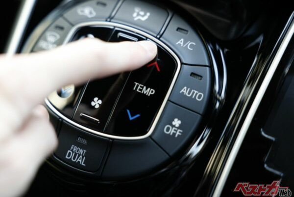 発熱の少ないハイブリッドカーの寒冷地仕様にはヒーターの温風を補助する装置が備わっている