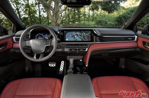 インテリアには、液晶メーターや12.3インチ大型センターディスプレイが配置されており、最新のインフォテイメントシステムが備わる