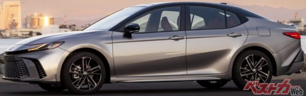 米国で22年連続セダン部門ベストセラーのカムリ。現在は、2025年に登場した新型モデルが販売されている