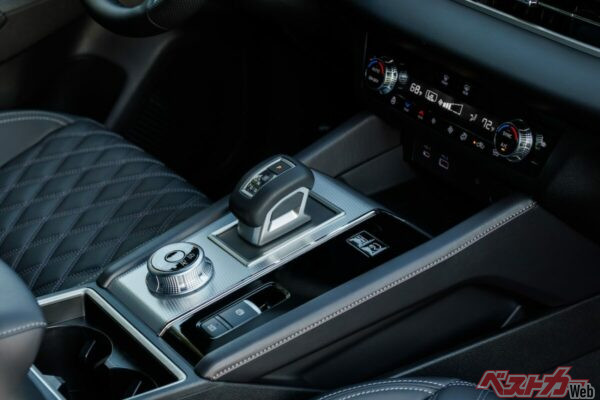 マイナーチェンジモデルのアウトランダーはドリンクホルダーが縦型になっているが、シフト周りをみるとローグはマイナーチェンジ前のようだ