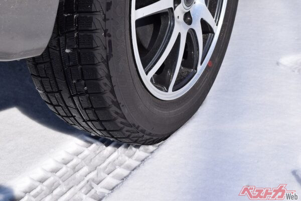 タイヤは溝の深さとともに「ゴムの柔らかさ」も重要。特にスタッドレスタイヤは、経年劣化によって硬くなってしまうとその特性を発揮できなくなる（PHOTO：Adobe Stock_FRANK）