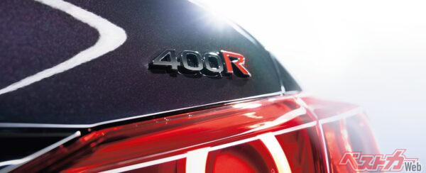 400Rのバッジ。わかりやすいパフォーマンス誇示も悪くない