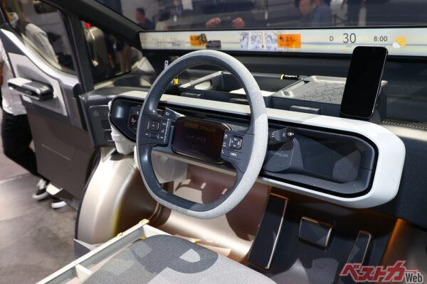 フロントウインドウ両側までいっぱい広がるワイドディスプレイが特徴のコクピット