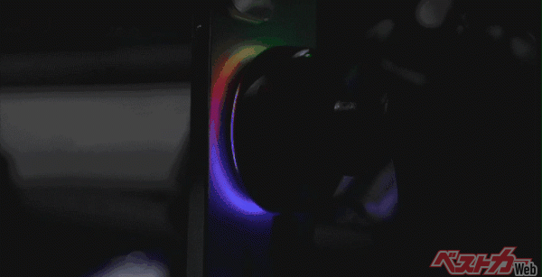 外周にはカラフルに光るアンビエントライト