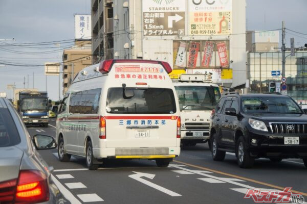 右折待ちなどで、中央分離帯側に居る時には、道路の中央部を緊急車両の通り道とするために、左ではなく中央分離帯側の右へとクルマを寄せることも必要(xiaosan@Adobestock)