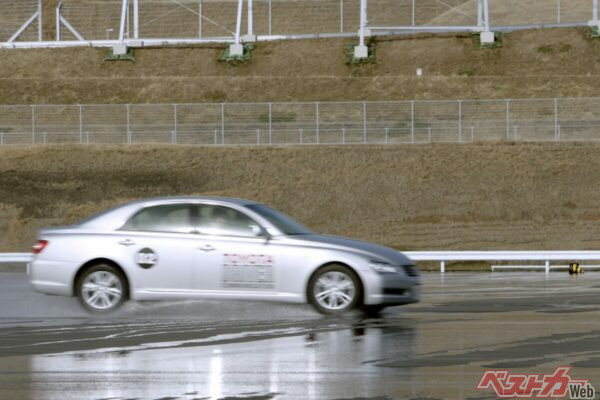 全力で踏む、フルブレーキを試すといった経験を「練習」することが緊急回避の成功性を高める