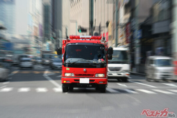 緊急走行中のクルマと鉢合わせたらどうする！　忘れがちな救急車・消防車と出会った時の対処法