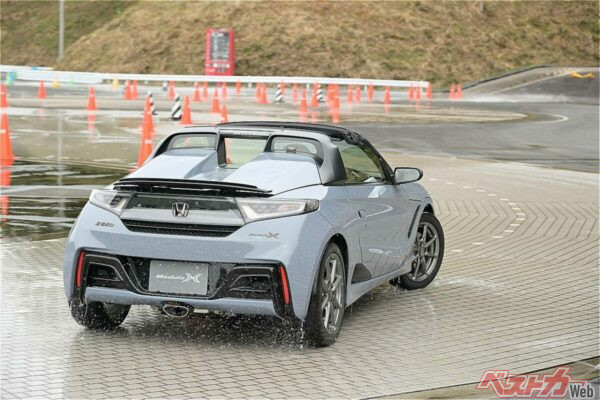 クルマが滑るとはどういうことか、どうすればいいか。技術と知識は不可分の関係だ