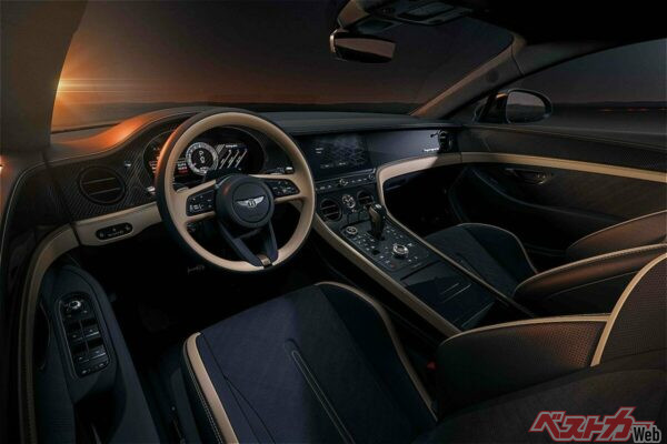 ドライバーが主役のインテリア。センターコンソールにシリアルナンバーが刻まれる