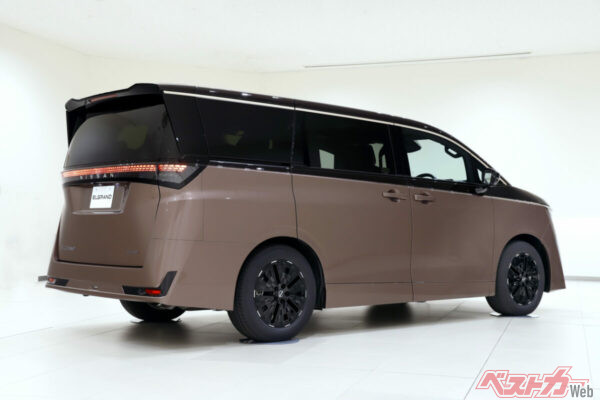 リアに備わっている大型ルーフスポイラーがスポーティさをアップされている