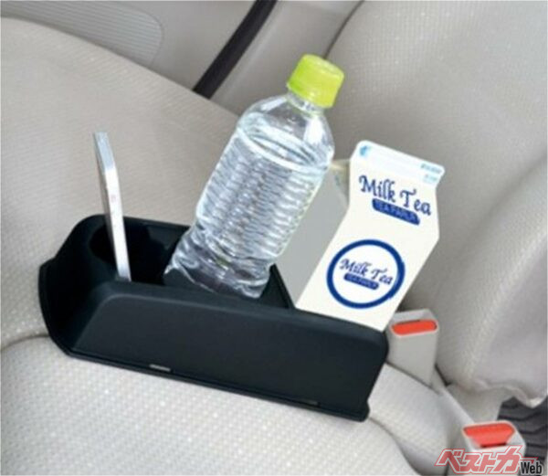 ベンチシートにも飲み物＆小物が置ける！　優れものドリンクホルダー2選