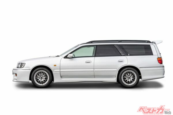 サイドビューは張りのある面構成がボディラインを引き締め、走り出す前から動きを感じさせる造形だ。外装の専用アイテムは、単なる装飾ではなく、走行性能と一体で設計された機能的造形になっている