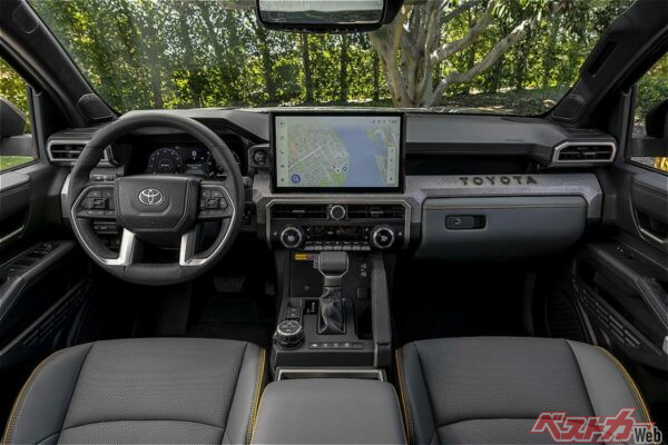 人気グレード「トレイルハンター」のインテリア。巨大なディスプレイとグローブボックス上にはTOYOTAのロゴが……