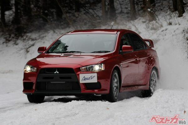 いつのまにか普及した便利な存在スタッドレスタイヤ。だがいくら高性能になっても過信は禁物