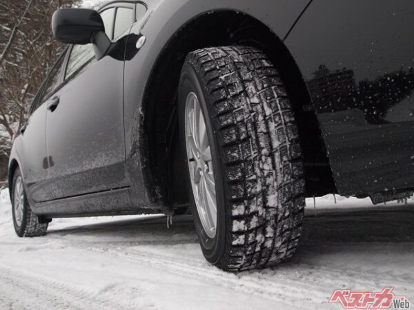 スタッドレスタイヤの走らせ方があるって本当!?　パターンが異なれば扱いも違う！　冬の安全運転は「正しい」知識から!!　