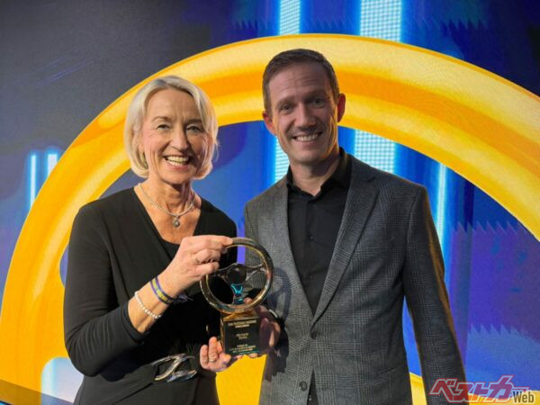 WRCのオジエ(右)とラリードライバーであり、審査員でもあるイゾルデ・ホルダリードがプレゼンターとして登場した