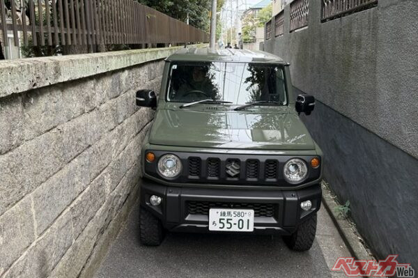 こんなに狭い道路ではマルチVIEWカメラが大活躍する