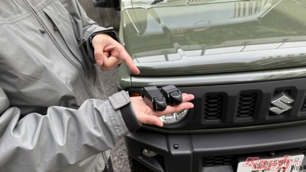 スマートなカメラカバーがジムニーと一体感を生む。ジムニーノマド、ジムニーシエラ用(左)とジムニー用(右)