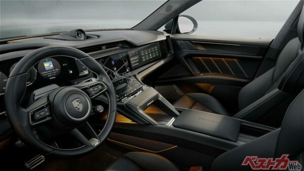 助手席側までディスプレイで覆われたインパネ回り