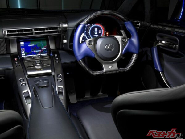 ドライバーの空間を最優先したパッケージングにより、アクセルペダルやブレーキペダルの位置・角度・踏力バランスまで最適化。姿勢を崩すことなく操作できるため、ストレスのない繊細なコントロールが可能だ