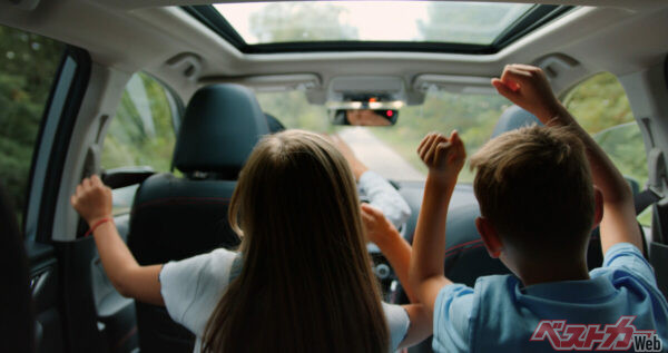 ついつい家族との会話が弾んで後ろを見るのがおろそかになるケース（sergo@Adobe Stock）