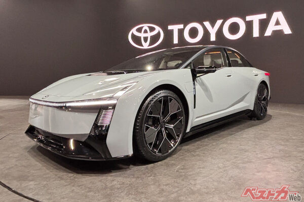 トヨタ カローラコンセプト。トヨタは、このイメージのままの市販化を目指している。パワーユニットはBEV、HEV、PHEV、純ガソリン、水素燃焼エンジンなどなんでもあり