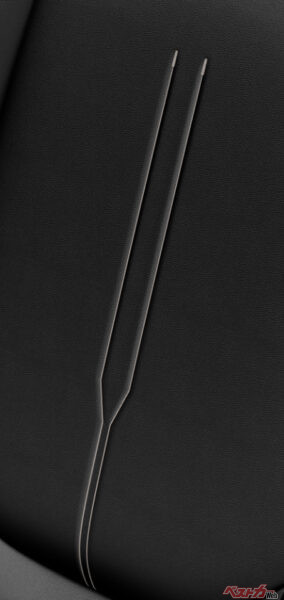 新型LBX “Bespoke Build”セミアニリン本革シート刺繍：サテン縫いタイプB1（2023年11月 発売開始時の公式画像より）