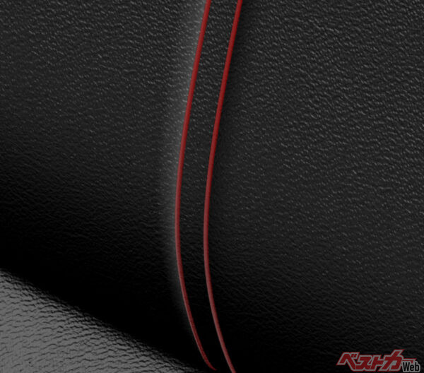 新型LBX “Bespoke Build”セミアニリン本革ステッチ色：レッド（2023年11月 発売開始時の公式画像より）