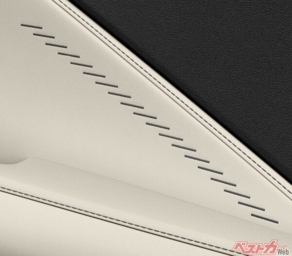 新型LBX “Bespoke Build”セミアニリン本革ソリスホワイトトリム刺繡：タイプA（2023年11月 発売開始時の公式画像より）