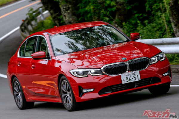 BMW 3シリーズセダン（現行・2019年登場）。ボディサイズは全長4715×全幅1825×全高1430mmで、先代より全長で70mm、全幅で25mm拡大した