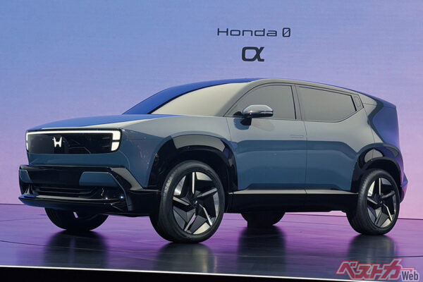 JMS2025で公開されたHonda 0 α。全高は低いがウェストラインが高い独特のフォルム。そのためキャビンが薄く見える。面の美しさは特筆レベルで、ウィンドウ下のラインはリアエンドに向けてせり上がる
