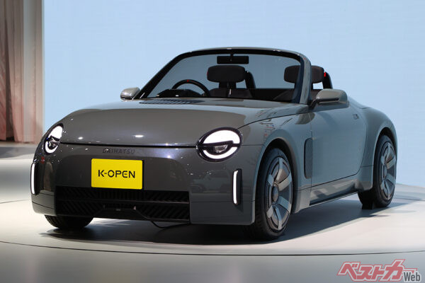 JMS2025に出展されたダイハツ K-OPEN。誰が見てもコペンとわかるアイコニックなエクステリアデザイン。現時点ではルーフはないが、「コペンのアイデンティティであるアクティブルーフは装着したい」（開発者談）とのこと