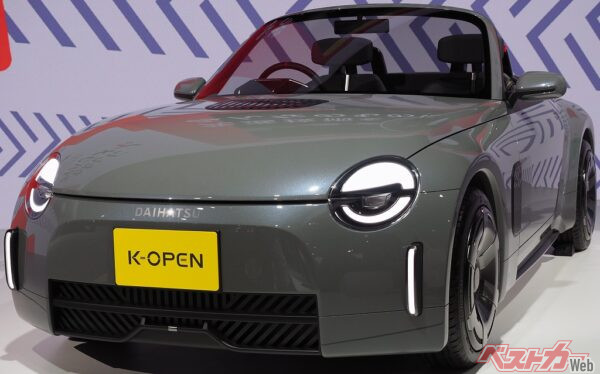 初代コペンをオマージュしたデザインのコンセプトモデル「K-OPEN」。現代風のグレーカラーが似合う