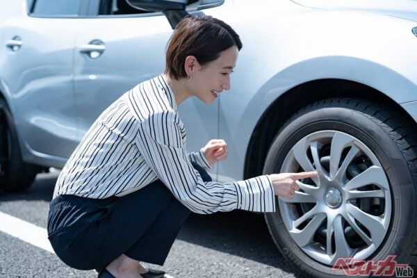 タイヤの状態は安全を大きく左右する。濡れ路面の不安を減らすためにも、日頃のタイヤチェックは必ず行いたい（PHOTO：Adobe Stock_ponta1414）