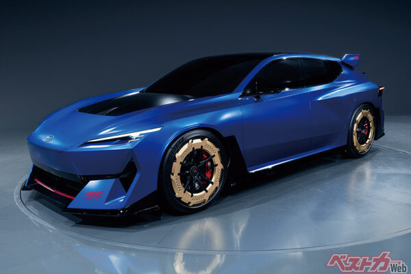 JMS2025に出展されたスバル パフォーマンス-E STIコンセプト。アグレッシブなスタイルでありながら乗る人にはどこまでも優しい
